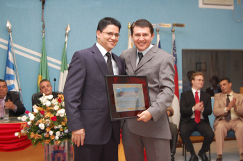 Vereador Cristino Toledo homenageia defensor público de Amambai Defensor Público, Marcelo Marinho, recebendo título de Cidadão Amambaniense do vereador Cristino Toledo (PDT).
