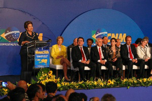 Municípios brasileiros receberão R$ 3 bilhões para repasse emergencial Presidente Dilma anunciando a liberação da verba durante encontro com prefeitos