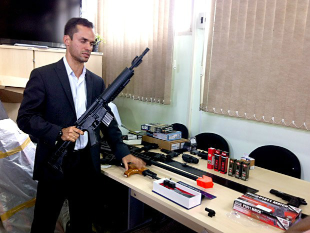 Cerca de R$ 80 mil reais em produtos sem nota e de uso restrito foram apreendidos em uma feira de importados em Brasília / Foto: Divulgação 