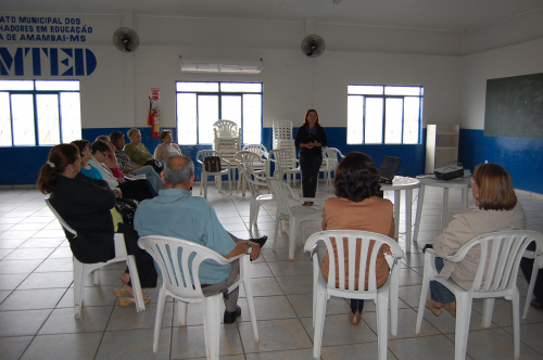 Simted de Amambai realiza reunião com aposentados A presidente do Simted, Olga Tobias Mariano, em reunião com os aposentados na tarde desta quarta-feira. Fotos: Moreira Produções