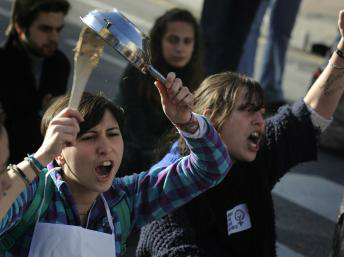 Mulheres protestam contra mudanças na lei que autoriza o aborto na Espanha.   REUTERS /Eloy Alonso
