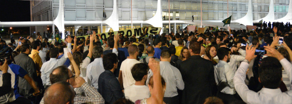 Manifestantes pró e contra Lula entram em confronto em Brasília Um grupo de petistas entrou em confronto com manifestantes que protestam, nesta quarta (16), contra a nomeação do ex-presidente Lula para a Casa Civil em frente ao Palácio do Planalto, em Brasília / Foto: Divulgação