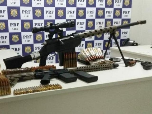 De diferentes países, armas de guerra cruzam MS para abastecer facções Fuzil .50, que transpassa carro blindado, era levado de Ponta Porã para São Paulo. (Foto: Divulgação/PRF)