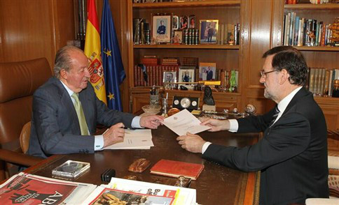Juan Carlos entrega a Mariano Rajoy o documento da abdicação