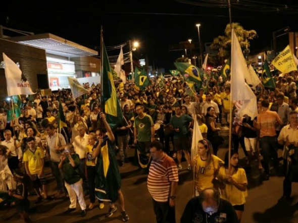 Manifestantes fecharam a avenida Afonso Pena na noite desta quarta-feira (16) (Foto: Fernando Ientzsch)