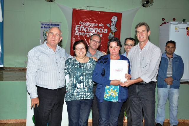 Famílias de Aral Moreira recebem geladeiras de programa da Enersul