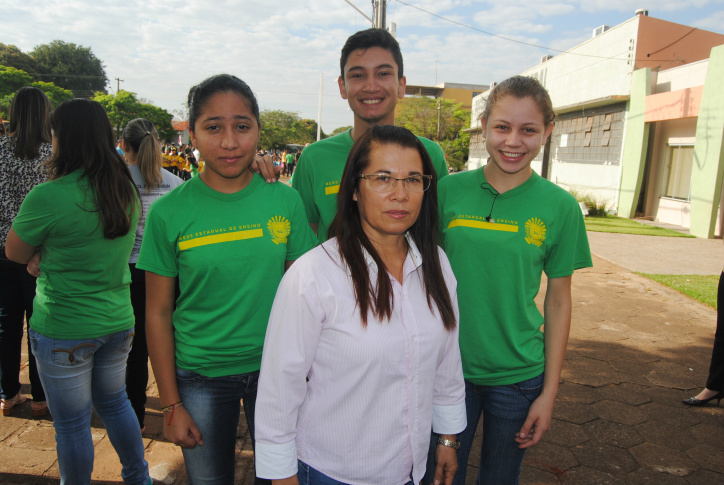 Professora Ilda Siqueira e os  alunos Paulo Henrique Rodrigues Ribeiro, Naiara Lopes Pacheco e Jéssica Maria Machado da Silva / Foto: Moreira Produções