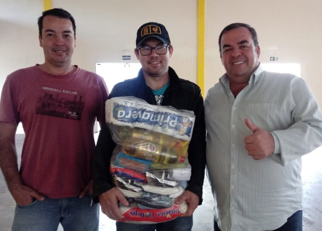 Sisem sorteou cestas básicas entre seus filiados em Amambai E/D: Fernando Dutra Maciel, presidente do Sisem ao lado do ganhador de uma das cestas básica, Adilson e do vice-presidente do sindicato Dilmar Bervian / Foto: Divulgação