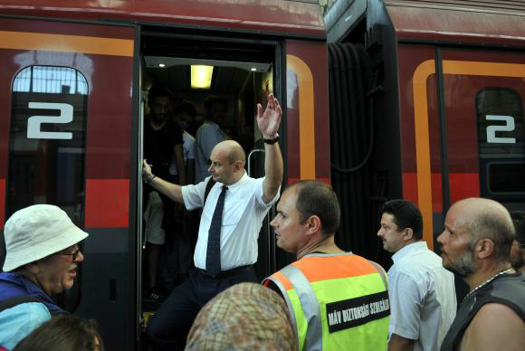 Estação de Trem de Budapeste, na Hungria, é fechada depois da situação caótica com centenas de migrantes que tentavam acessar os trens que partiam para a Áustria ou para a Alemanha EPA/Tamas Kovacs/Agência Lusa/Direitos Reservados