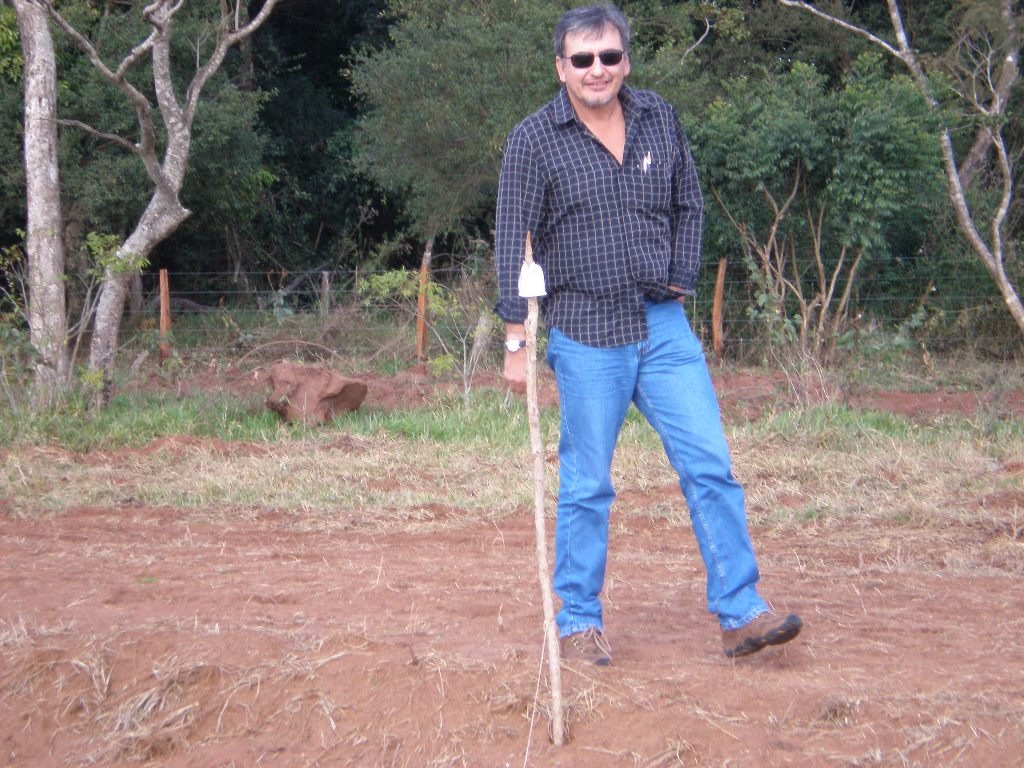Falece o engenheiro agrimensor Victor Anibal Delgado No Clube Tereré, Vave prestando serviço de agrimensura por ocasião da instalação da entidade.
