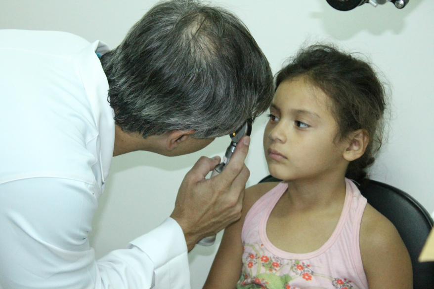 Paciente é examinada pelo Dr. Roberto Paioni Gasparini / Foto: Assessoria
