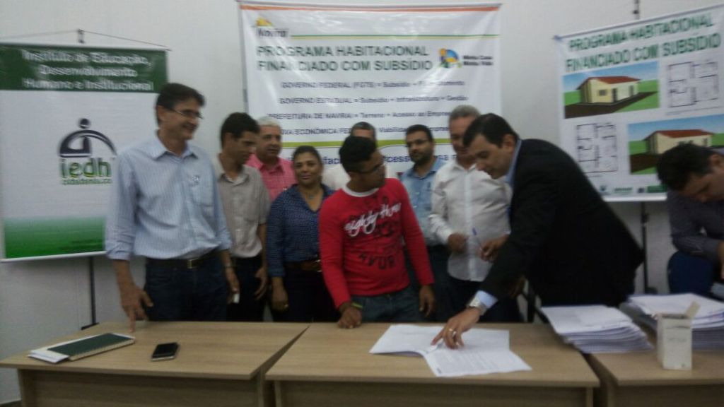 Momento da assinatura de 59 contratos para a aquisição das casas em Naviraí / Foto: Divulgação
