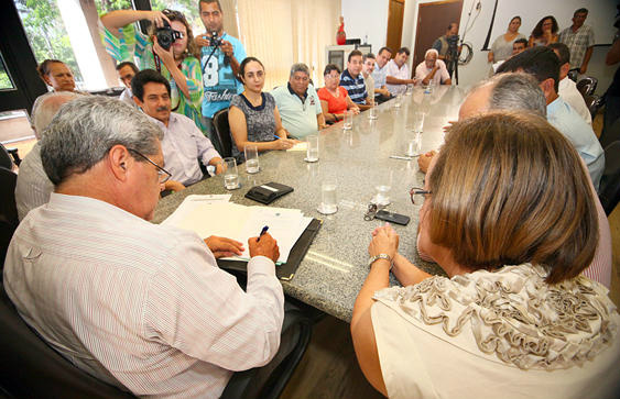 MS: Primeiro estado a implantar piso salarial para professores que atuam 20 h Mato Grosso do Sul é o primeiro estado brasileiro a adotar este piso para os profissionais da educação
