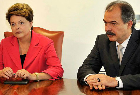 'Eleitor vai cobrar caro se povo não for ouvido' Ministro da Educação, Aloizio Mercadante, apontado como o braço-direito da presidente Dilma Rousseff, joga responsabilidade em cima do Congresso e diz que Poder Legislativo pode viver revés político se plebiscito para reforma não for aprovado.