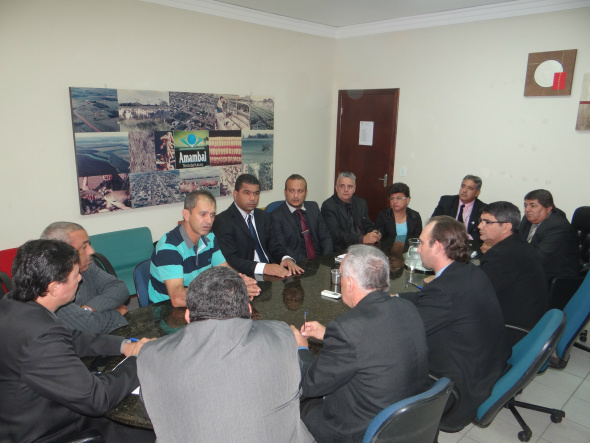 Coordenador regional do Governo do Estado reúne-se com vereadores de Amambai Coordenador regional, Dirceu Bettoni, reunido com vereadores de Amambai / Foto: Moreira Produções