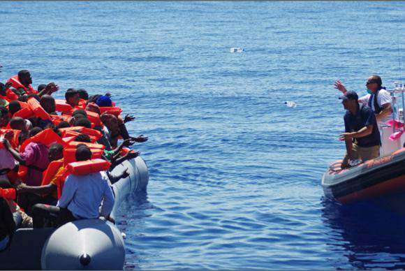 Guarda costeira italiana resgata imigrantes no Mediterrâneo Lusa/EPA/MOAS.EU - Direitos Reservados