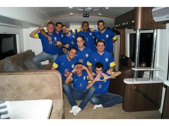Copa: brasileiros se preparam para o Mundial Grupo de Curitiba vai acompanhar os jogos da seleção brasileira de motorhome