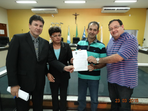 Vereador Ilzo pede criação da Delegacia da Mulher em Amambai A reivindicação foi entregue ao representante do governador, Dircer Bettoni, na presença do vice-prefeito e presidente do legislativo municipal, Dr. Bandeira e Jaime Bambil - Foto:Assessoria