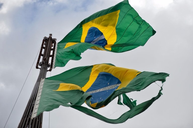 Bandeira está permanentemente hasteada a 100 metros do chão