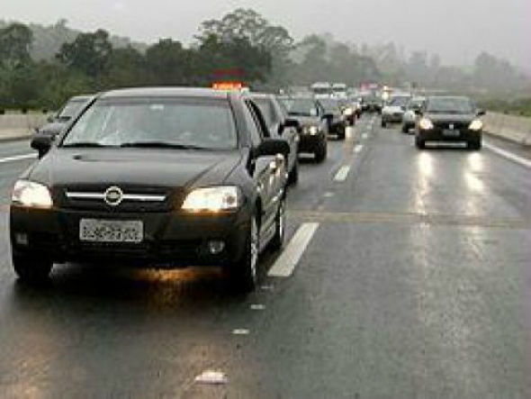 Lei que torna farol baixo obrigatório entra em vigor nesta sexta Foto: Divulgação
