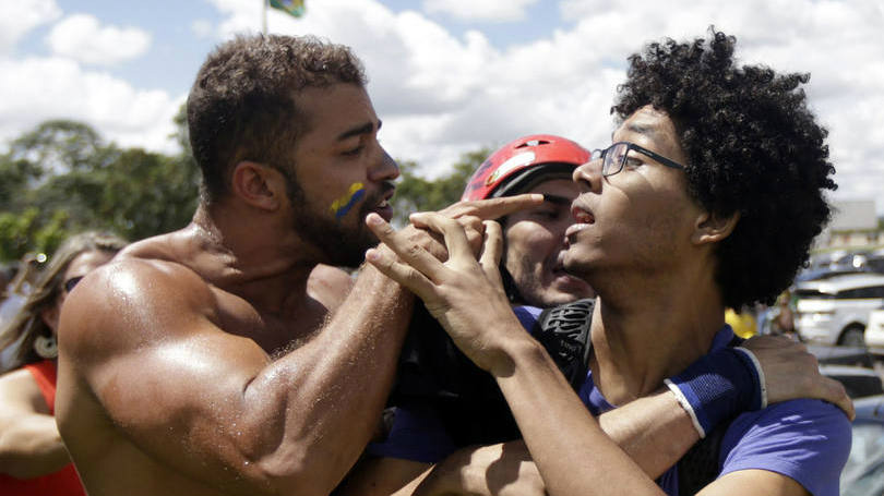 Protesto: de ambos os lados, é possível ouvir o estouro de fogos de artifício, cornetas e apitos