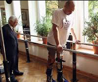 Homem com paralisia volta a andar depois de tratamento pioneiro