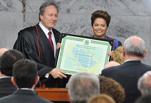 Dilma é diplomada presidenta e reafirma compromisso com a estabilidade econômica Dilma é diplomada presidenta e reafirma compromisso com a estabilidade econômica