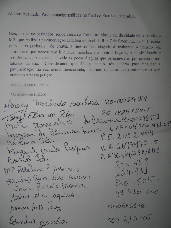 Vereador Protético cobra da prefeitura asfalto na vila Cristina Cerca de 25 moradores da rua Sete de Setembro assinam o documento / Foto: Moreira Produções