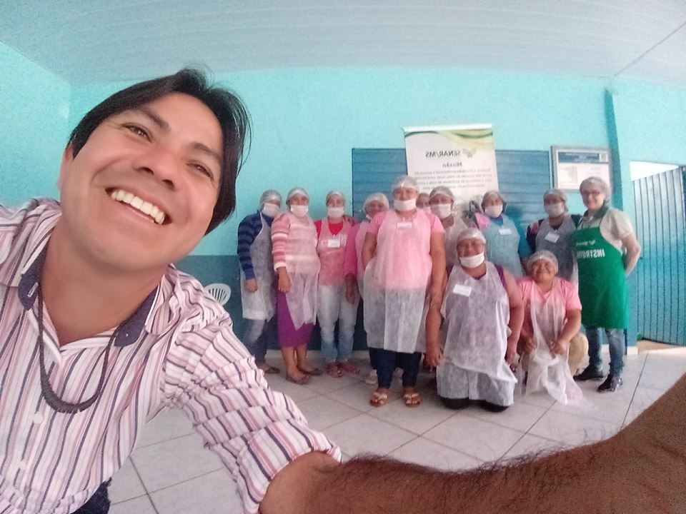 Vereador visitando membros da comunidade, durante a realização do curso de derivados da mandioca / Foto: Reprodução/Facebook