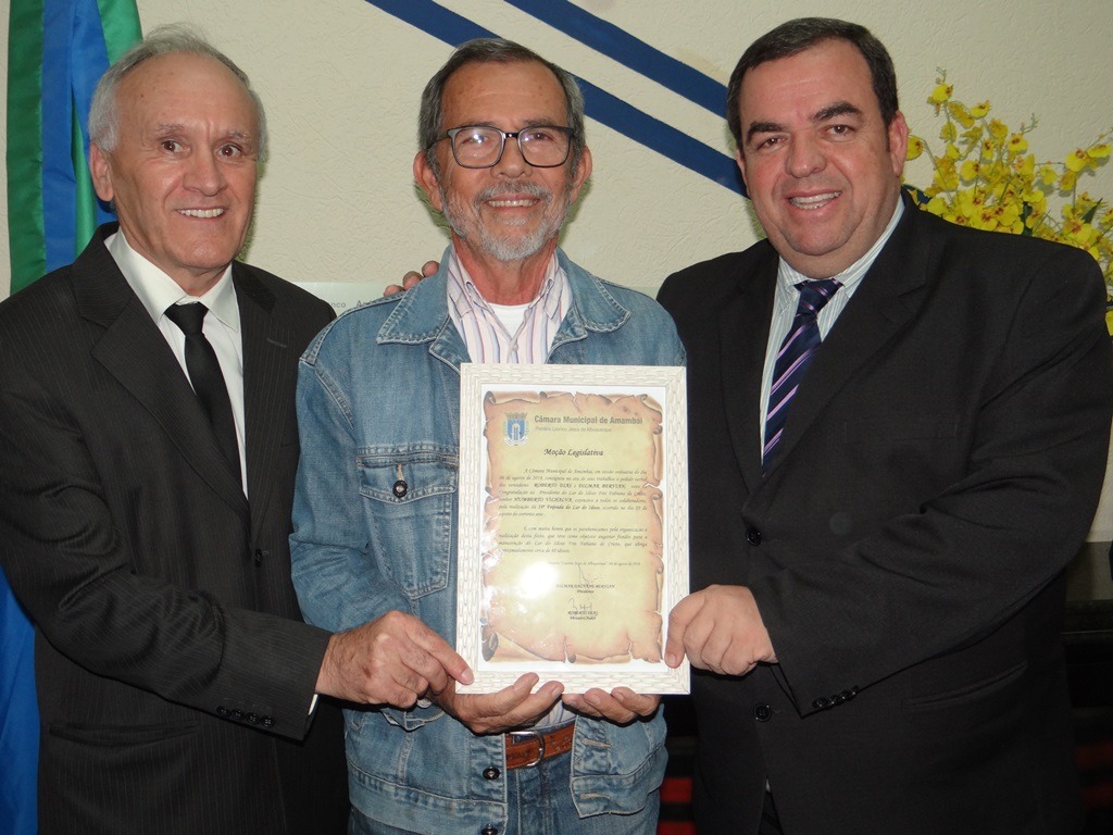 Presidente Humberto recebe homenagem dos vereadores Roberto Dias e Dilmar Bervian / Foto: Moreira Produções