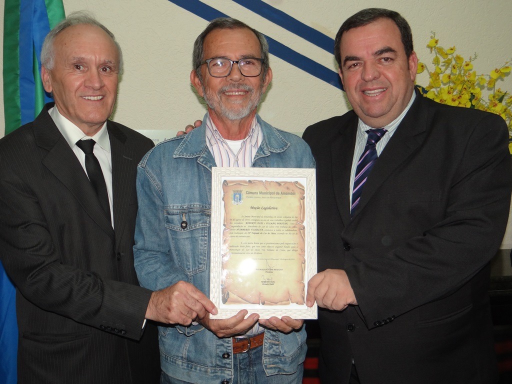 Presidente do Lar do Idoso recebe moção da Câmara Presidente Humberto recebe homenagem dos vereadores Roberto Dias e Dilmar Bervian / Foto: Moreira Produções