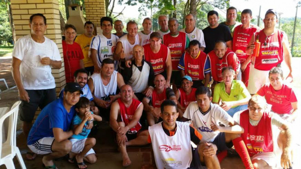 'Peladeiros do Domingo' reúnem-se todas as semanas na AABB de Amambai O grupo é formado por cerca de 40 pessoas / Foto: Azor Assis