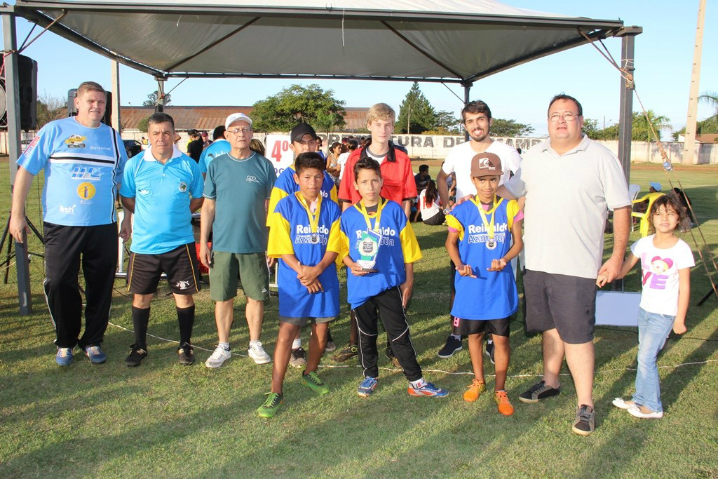 Dr. Bandeira com atletas das categorias de base que disputaram a primeira etapa do Campeonato de PênaltisFoto: Divulgação 