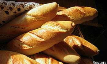 O preço do pão subiu 700% em sete anos, fazendo do produto básico artigo de luxo. 