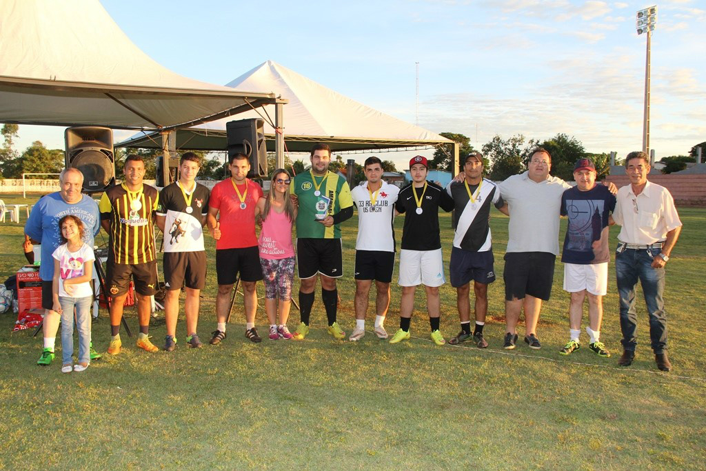 Prefeito Dr. Bandeira, secretário de Administração, Tio Bilo, com participantes do Campeonato de PênaltisFoto: Divulgação 