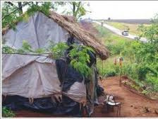Guaranis Kaiowá deixam acampamento após ataque de pistoleiros Guaranis Kaiowá deixam acampamento após ataque de pistoleiros