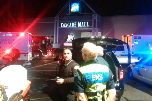 Continuam buscas por homem que atirou e matou cinco em shopping dos EUA Shopping Cascade Mall, em Burlington, no estado de Washington, onde um atirador armado com um rifle matou cinco pessoasSgt. Mark Francis/Polícia do estado de Washington/divulgação