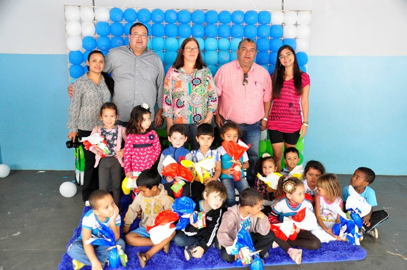 Prefeito Dr. Bandeira, vice-prefeito Valter Brito e secretária de Educação, Zita Centenaro, durante visita a CEIFoto: Divulgação 