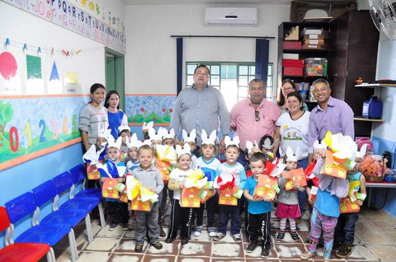 Durante visitas, o prefeito Dr. Bandeira aproveitou para entregar ovos de páscoa para as criançasFoto: Divulgação 