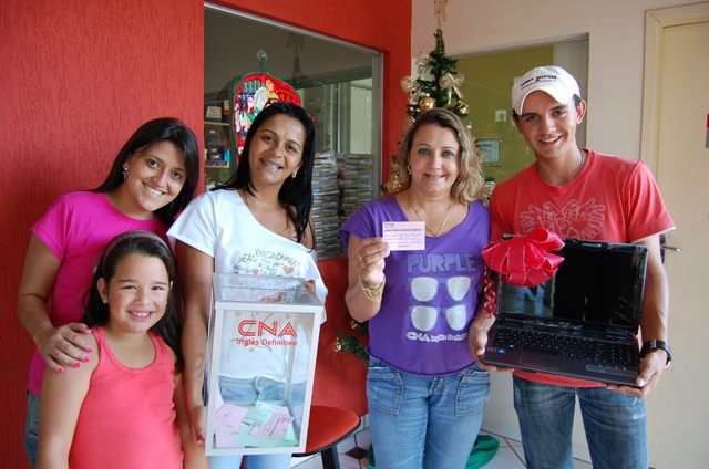 A diretora do CNA Lurdes Marssaro com funcionários e alunas da escola realizaram o sorteio do notebook.