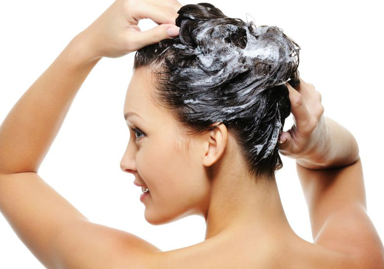 Massagem no couro cabeludo é poderosa arma contra o envelhecimento dos fios