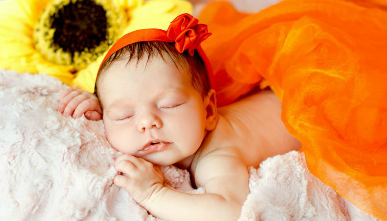 Colocar faixa na cabeça do bebê faz mal? Dá refluxo? Pediatra tira dúvidas