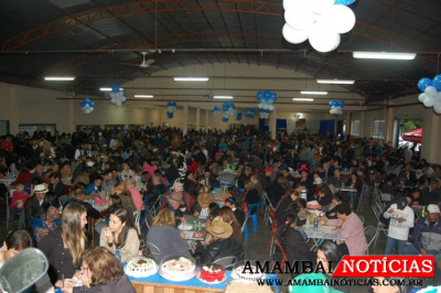 Milhares de pessoas participam da festa da Padroeira, realizada todos os anos, no salão da igreja / Foto: Moreira Produções