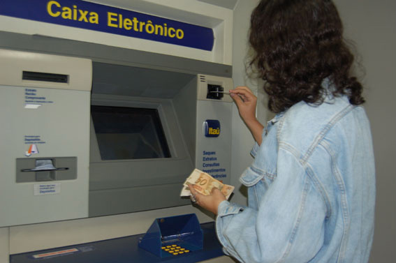 Nesta época, é preciso redobrar a atenção na hora de sacar dinheiro ou usar a internet Nesta época, é preciso redobrar a atenção na hora de sacar dinheiro ou usar a internet