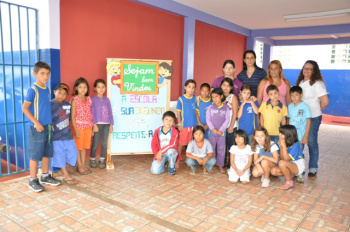 Escolas municipais iniciam ano letivo com quase 6 mil alunos Alunos das redes estadual e municipal voltaram às aulas nesta quarta-feira (13); na foto, a diretora da escola municipal Marlene V. Albuquerque, Maristela Kuhn, grupo de alunos.