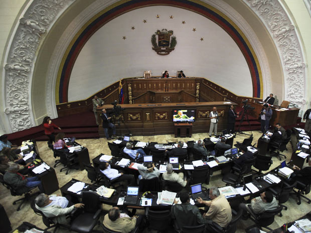 Parlamentares durante o debate sobre a lei que permite a Chávez governar por decreto, aprovada nesta sexta-feira (17), em Caracas (Foto: Fernando Llano/AP)