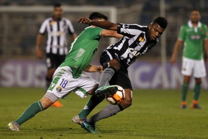 Botafogo sofre, mas vira sobre o Audax Italiano com gol no fim Bota vence fora de casa pela Sul-Americana (Foto: CLAUDIO REYES/AFP)