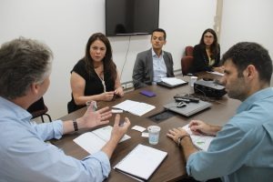 O secretário Jaime Verruck em reunião com diretores da NeoEnergia.