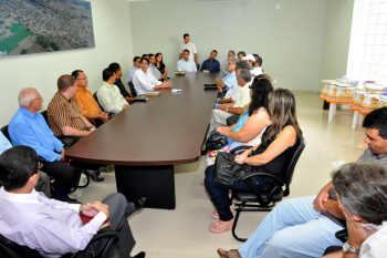 Pastores de Amambai realizam reunião na Prefeitura Pastores de Amambai realizam reunião na Prefeitura