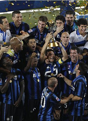 Javier Zanetti levanta a taça de campeão (Ahmed Jadallah/Reuters)